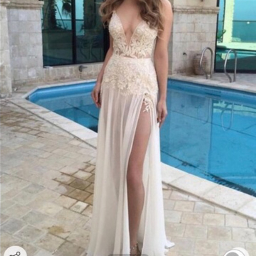 A-line V-neck Chiffon Floor-length Appliques Lace